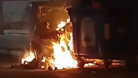 Φρίκη στα Ψαχνά: άγνωστος έβαλε φωτιά σε κάδο σκουπιδιών που είχε μέσα κουτάβια